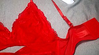 现场#1 视频: I wear my friend’s red lingerie and I masturbate...