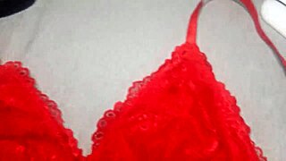 现场#2 视频: I wear my friend’s red lingerie and I masturbate...