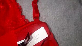 现场#3 视频: I wear my friend’s red lingerie and I masturbate...