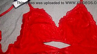 现场#8 视频: I wear my friend’s red lingerie and I masturbate...