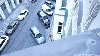 现场#1 视频: European amateur gets a handjob for cash on the st...