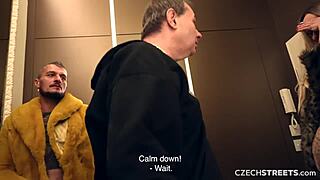 现场#2 视频: European amateur gets a handjob for cash on the st...