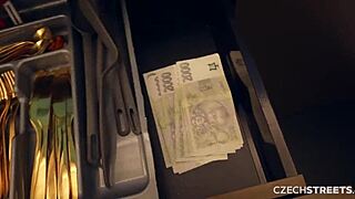 现场#4 视频: European amateur gets a handjob for cash on the st...