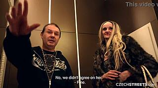 现场#7 视频: European amateur gets a handjob for cash on the st...