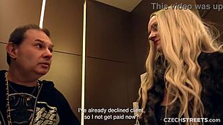 现场#8 视频: European amateur gets a handjob for cash on the st...