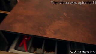 现场#9 视频: European amateur gets a handjob for cash on the st...