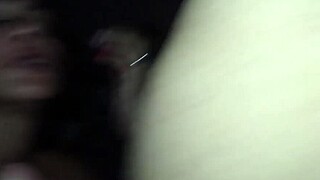 现场#5 视频: Brunette babe takes on monster cock in bar toilet
