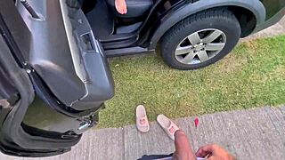 现场#5 视频: Blonde babe enjoys solo play in her car before get...