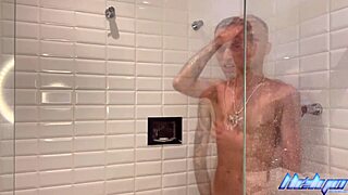 现场#1 视频: Gay amateur skinny twink gets bred at home
