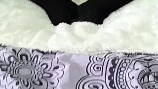 现场#4 视频: The sexy bride showing off her bald pussy in boots...
