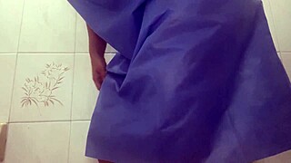 现场#5 视频: Secret cameras capture people in the bathroom of a...