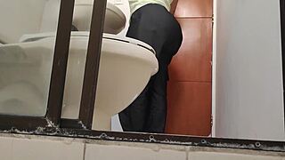 现场#8 视频: Secret cameras capture people in the bathroom of a...