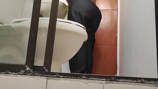 现场#9 视频: Secret cameras capture people in the bathroom of a...