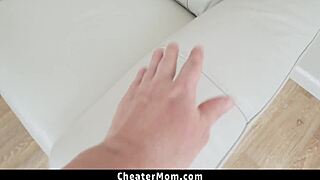 现场#3 视频: Cheatermom gets a hard cock in her vagina