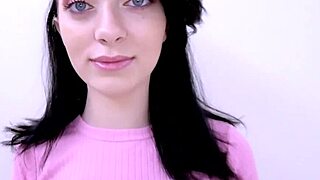 现场#7 视频: A charming young brunette nerd explores the world ...