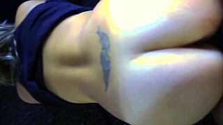 现场#8 视频: Amateur wife with big ass gets a hot cumshot on he...