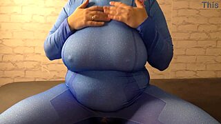 现场#2 视频: Big-boobed wife tries out pussy stretching with a ...