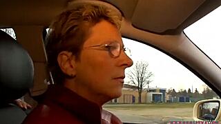 现场#1 视频: A hot milf gives a ride in her taxi and has sex wi...