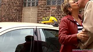 现场#3 视频: A hot milf gives a ride in her taxi and has sex wi...