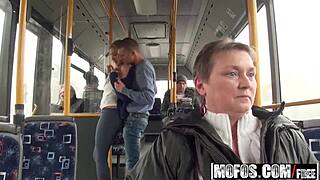 现场#1 视频: Lindsey Olsen's wild public bus ride in Mofos B-Si...