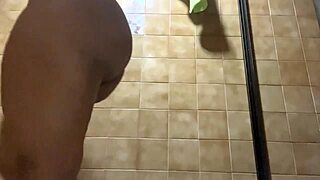 现场#4 视频: Amateur bathroom video of fat Latina nurse's big a...