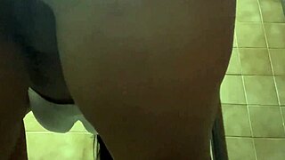 现场#8 视频: Amateur bathroom video of fat Latina nurse's big a...