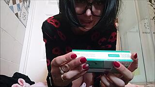 现场#4 视频: Amateur wife explores anal play with suppository