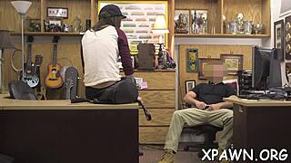 现场#4 视频: Amateur wife gets propositioned for sex in a store...